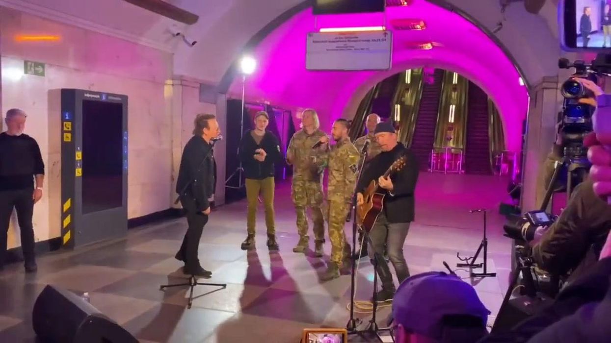 U2, concerto a sorpresa nella metropolitana di Kiev | video