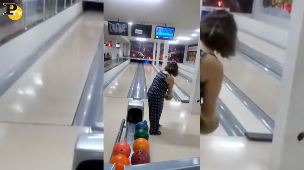 bowling donna tira palla contro monitor video