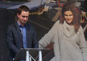 Brendan Cox con alle spalle una foto della moglie Jo, uccisa il 16 giugno 2016