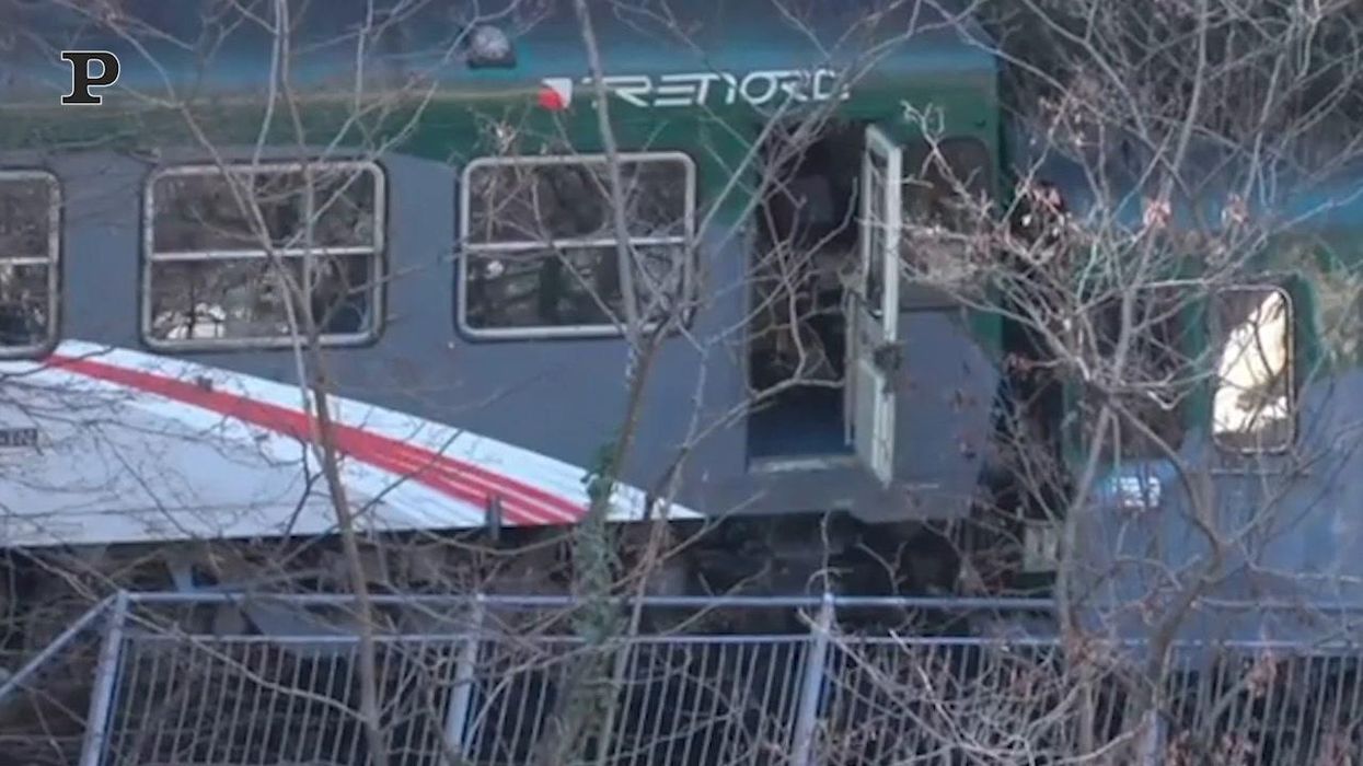 Brescia, sassi sulla ferrovia: deraglia un treno | Video