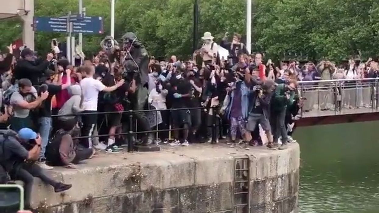 Bristol, i manifestanti gettano nel fiume la statua di Edward Colston