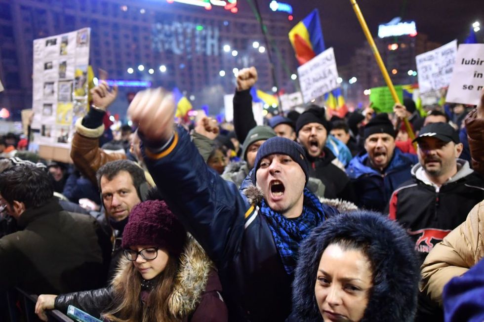 Romania: vince la piazza, via il decreto salva-corrotti