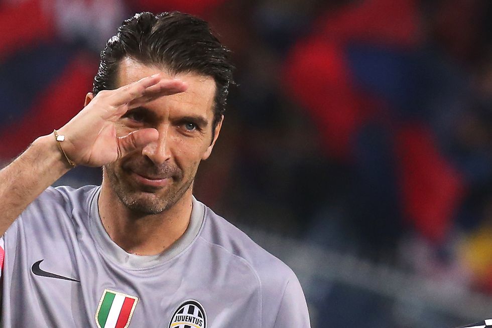 Buffon rinnova a vita con la Juventus