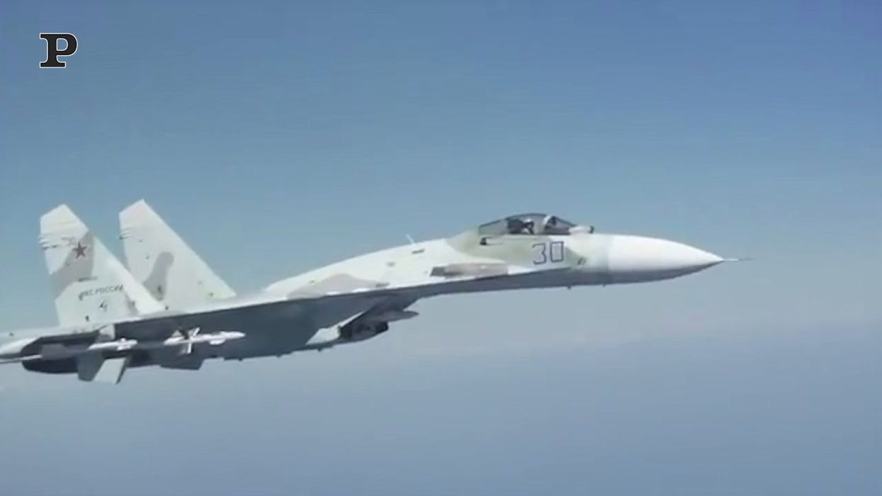 Rischio collisione tra caccia russi e B-52 Usa | video