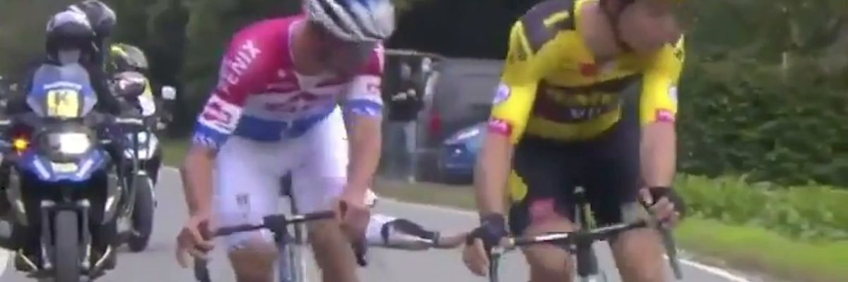 Giro delle Fiandre, Alaphilipe urta la moto e si ribalta | video