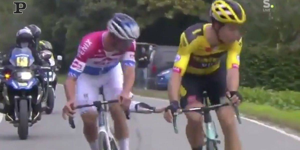 Giro delle Fiandre, Alaphilipe urta la moto e si ribalta | video