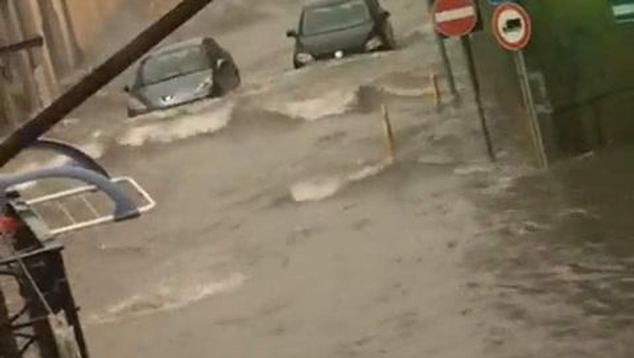 Alluvione a Cagliari, auto travolte dall'acqua | video