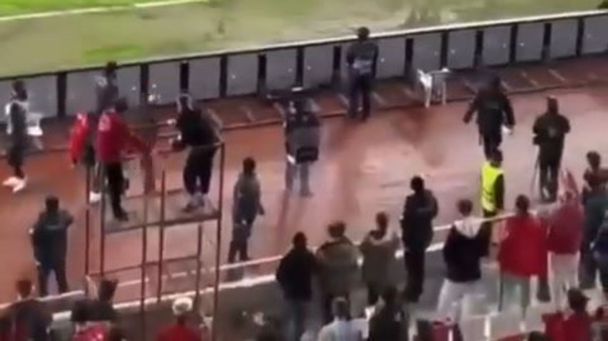 Calcio: tifoso entra in campo e tira un pugno a Bianco della Fiorentina | video