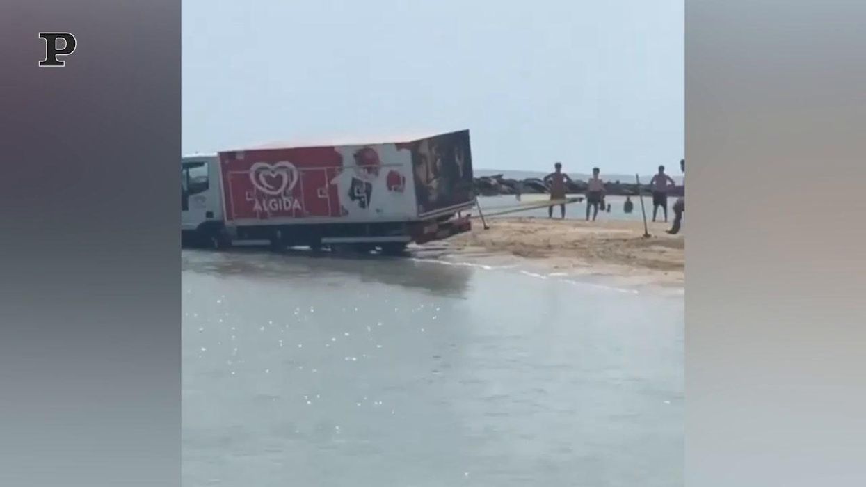 Incredibile a Fano, camion dei gelati in mare | Video