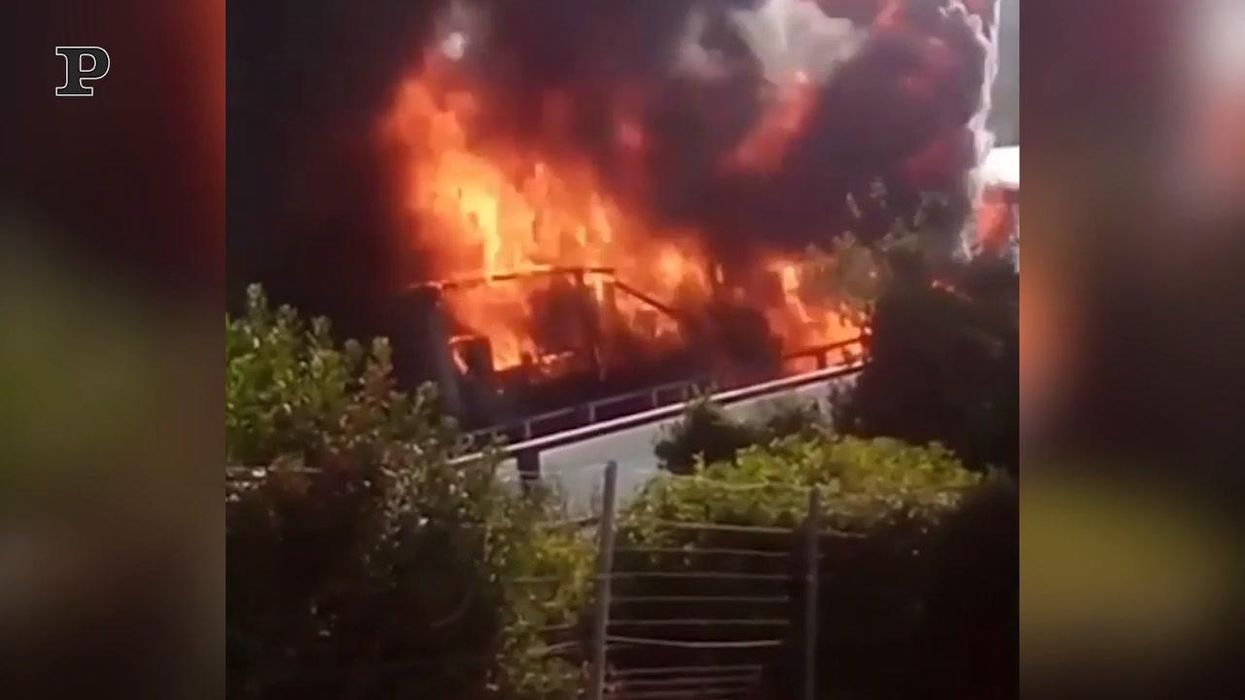 Camion distrutto dalle fiamme sull'A12 a Santa Marinella | video