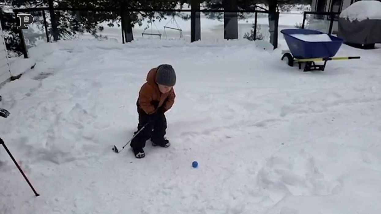 Golf, Jack Cantin (due anni) esegue uno swing perfetto nella neve | video