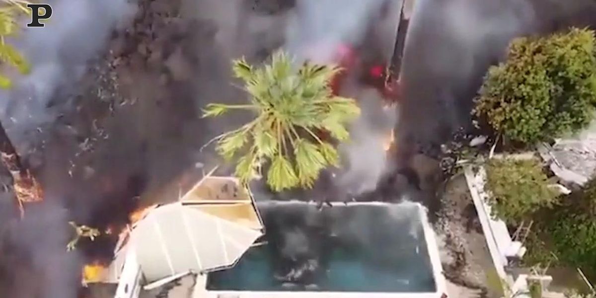 Canarie, la lava avanza e distrugge una piscina | video