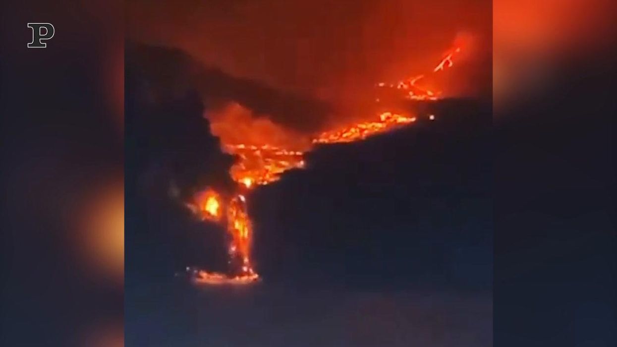 Canarie, la lava del vulcano raggiunge l'oceano | video