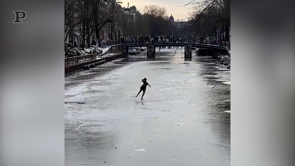 Amsterdam, i canali ghiacciati diventano piste di pattinaggio | video