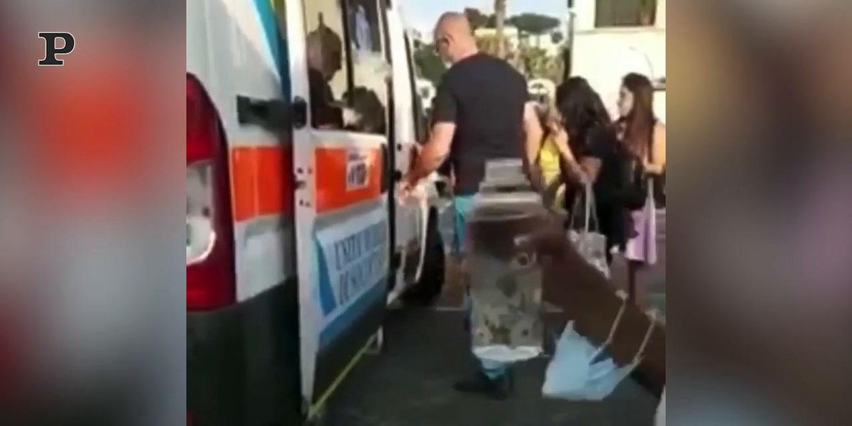 Capri, ambulanza usata come taxi: in 7 a bordo più bagagli | video