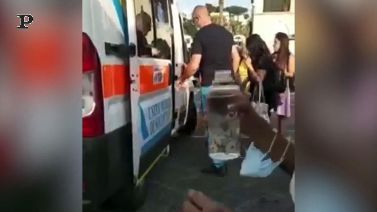 Capri, ambulanza usata come taxi: in 7 a bordo più bagagli | video