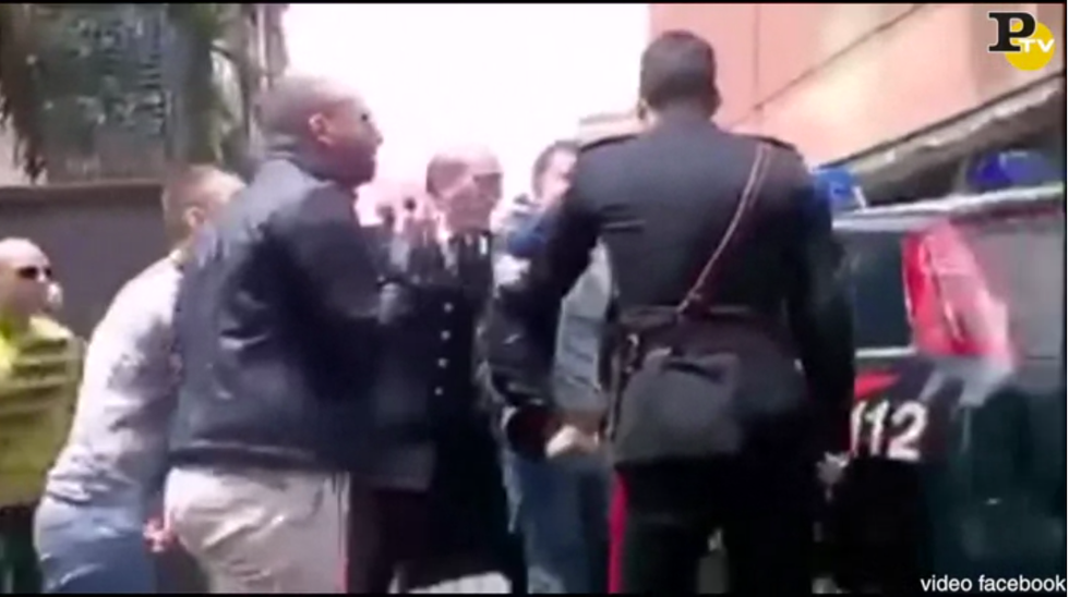 carabinieri aggrediti folla catania