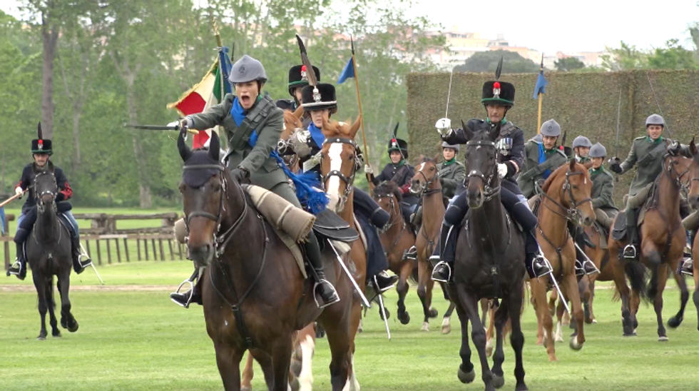 carica cavallo lancieri rievocazione storica esercito italiano