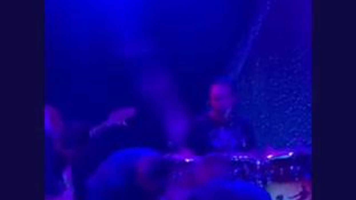 Carlos Santana, malore durante un concerto. Sviene sul palco I video