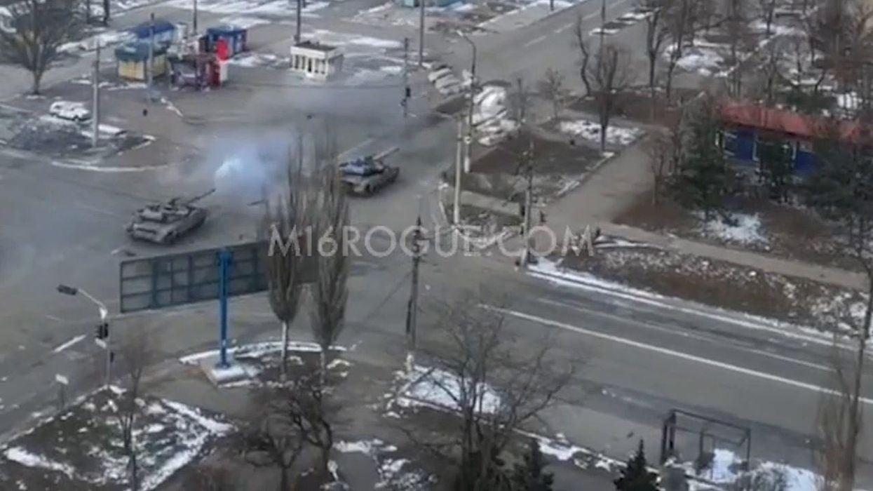 Carri armati combattono nelle strade di Mariupol | Video