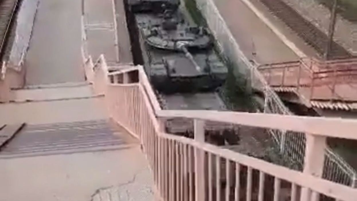 Mosca, treno carico di centinaia di carri armati russi diretto verso l'Ucraina | video