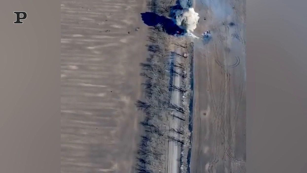 Carro armato russo colpito da una mina: l'esplosione | Video