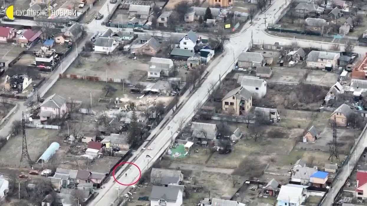 Carro armato russo spara ad un ciclista a Bucha | Video