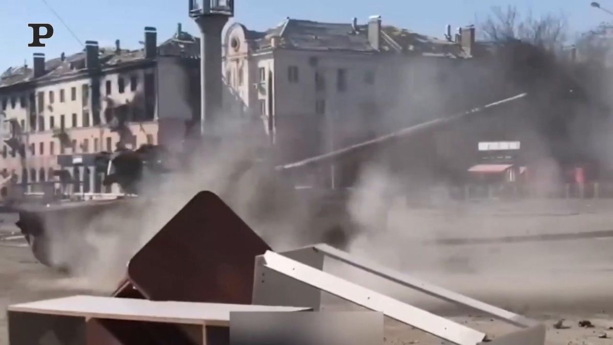 Carro armato russo travolge ciò che è rimasto della città di Mariupol | Video