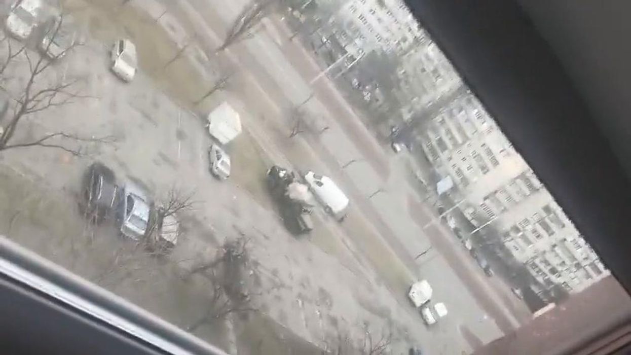Kiev, un altro carro armato schiaccia un auto | video