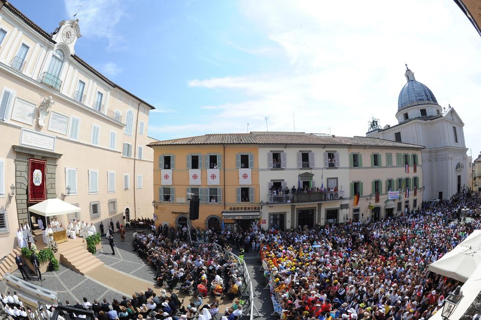 Turisti a Castel Gandolfo: il Papa apre i suoi giardini