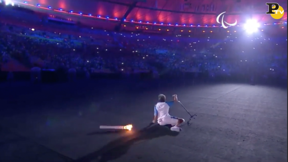 cerimonia apertura paralimpiadi caduta torcia tedoforo