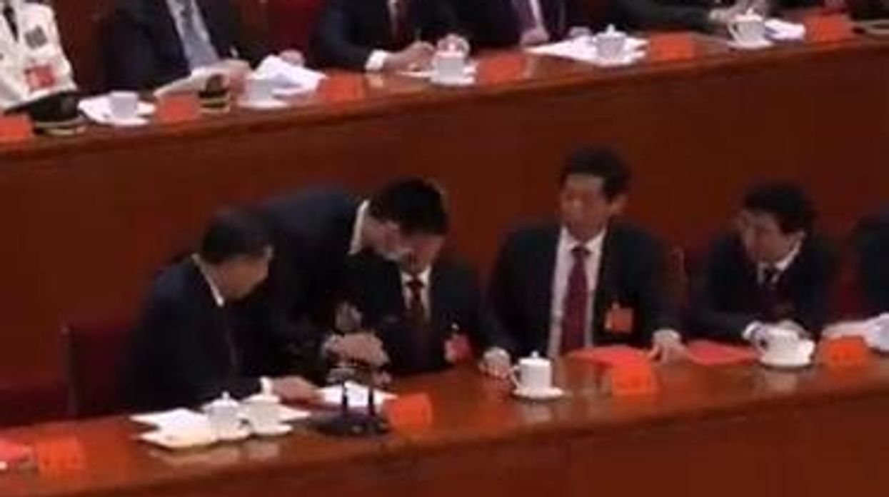 L'ex leader cinese Hu Jintao allontanato a forza dal congresso I video