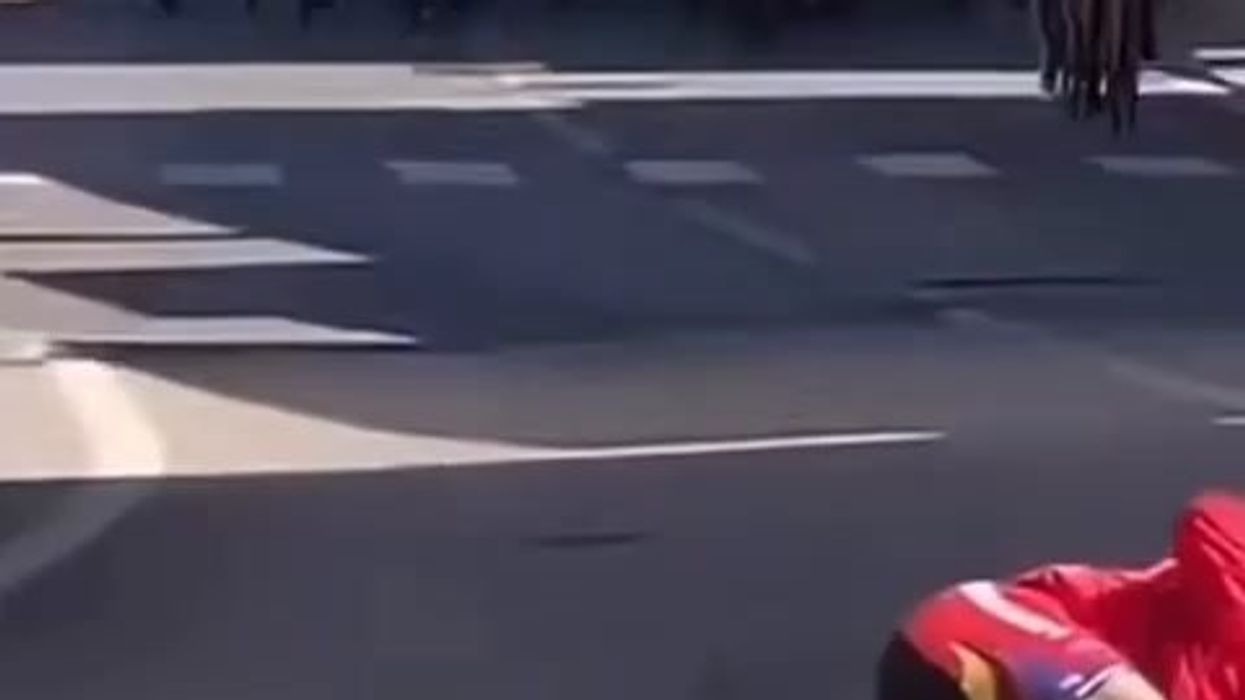 Pordenone: anziano ciclista invade la strada durante una gara e scatena un incidente | video