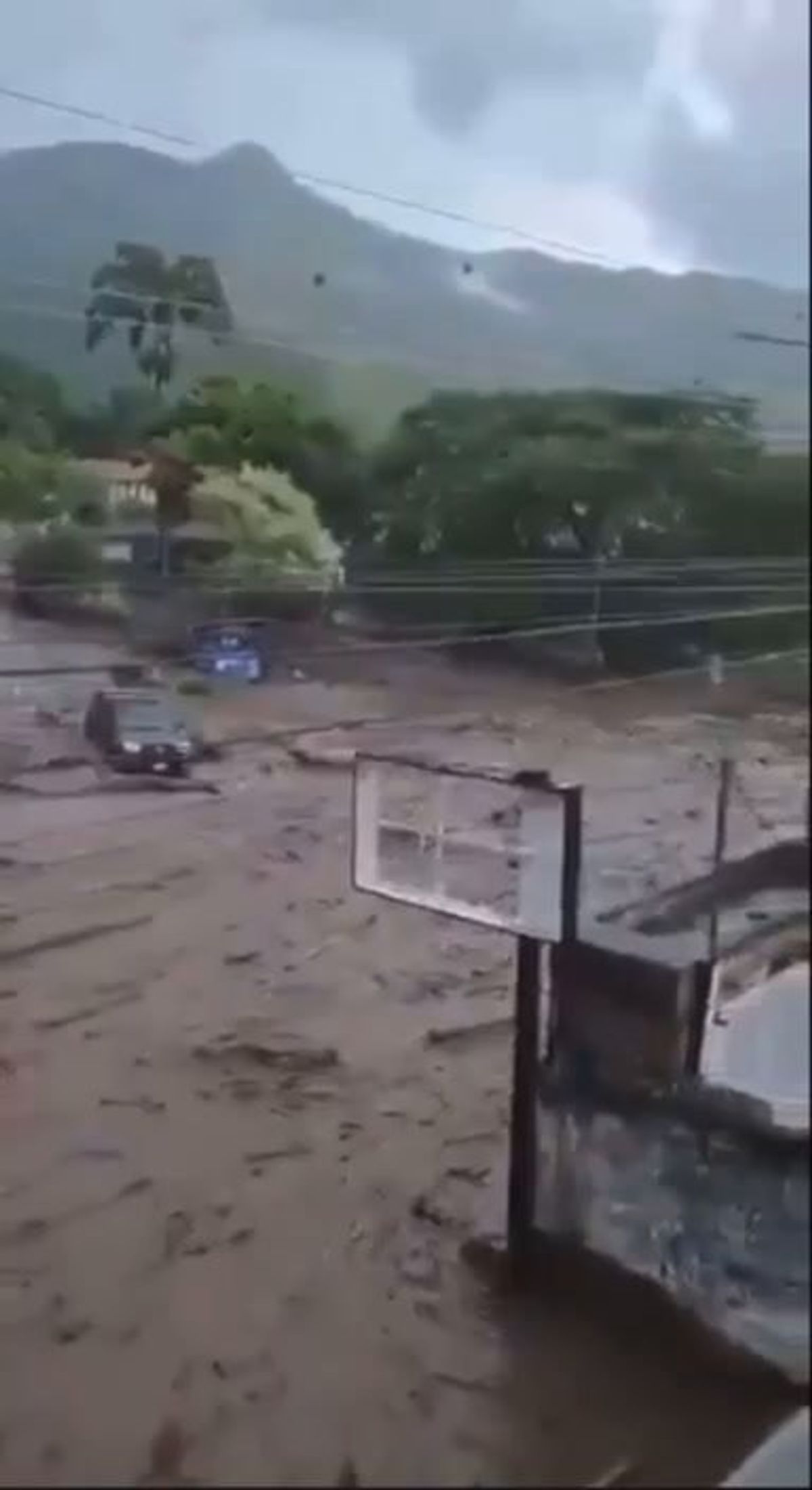 Inondazioni terrificanti in Cile; l'acqua arriva ai tetti delle case | video