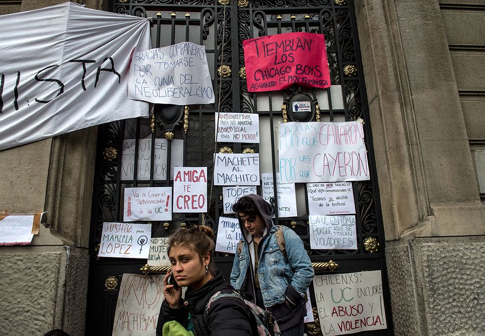 Cile, studentesse in piazza per rivendicare il diritto alla parità di trattamento negli studi