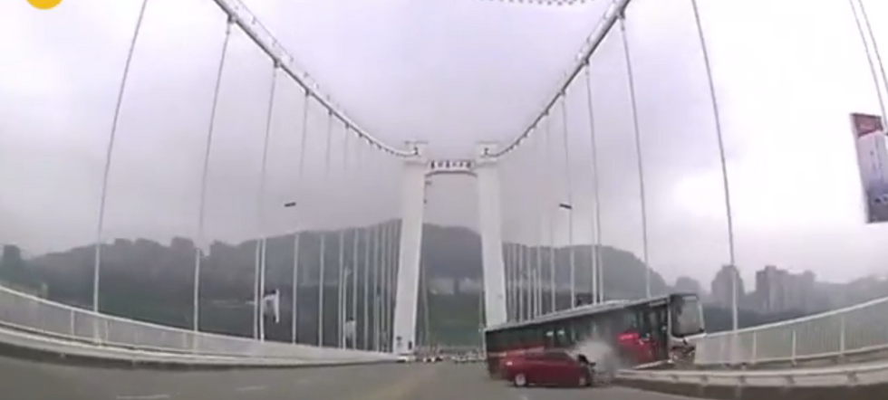 Cina bus incidente ponte fiume video