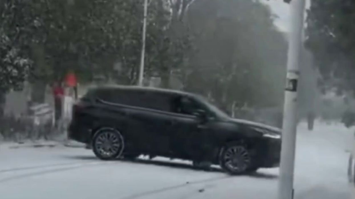 Cina, neve blocca automobili | video