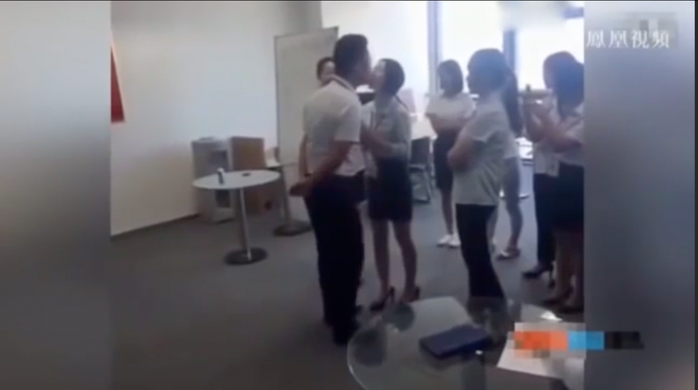 Cina video impiegate bacio capo ufficio