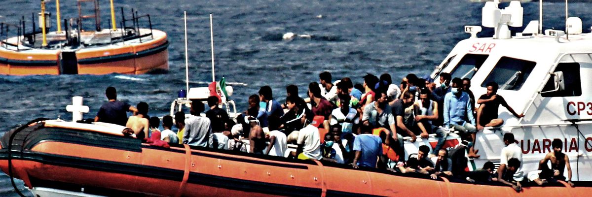 clandestini migranti sicilia barconi sbarchi