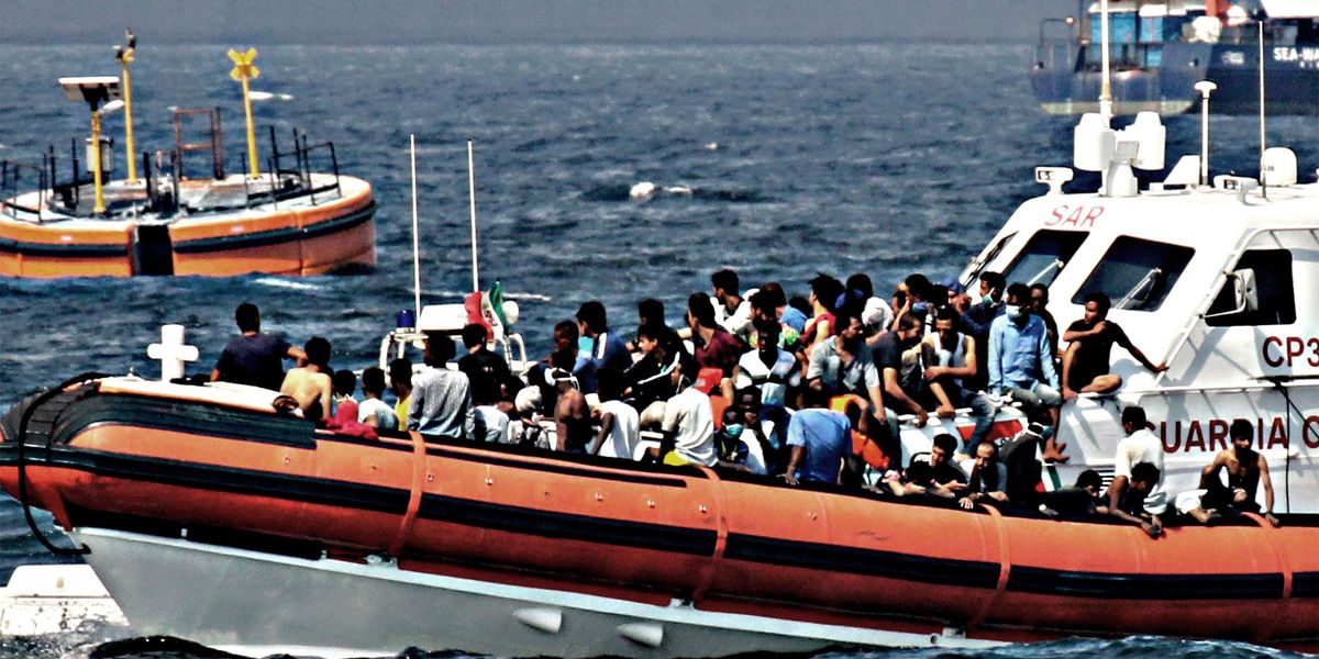 clandestini migranti sicilia barconi sbarchi