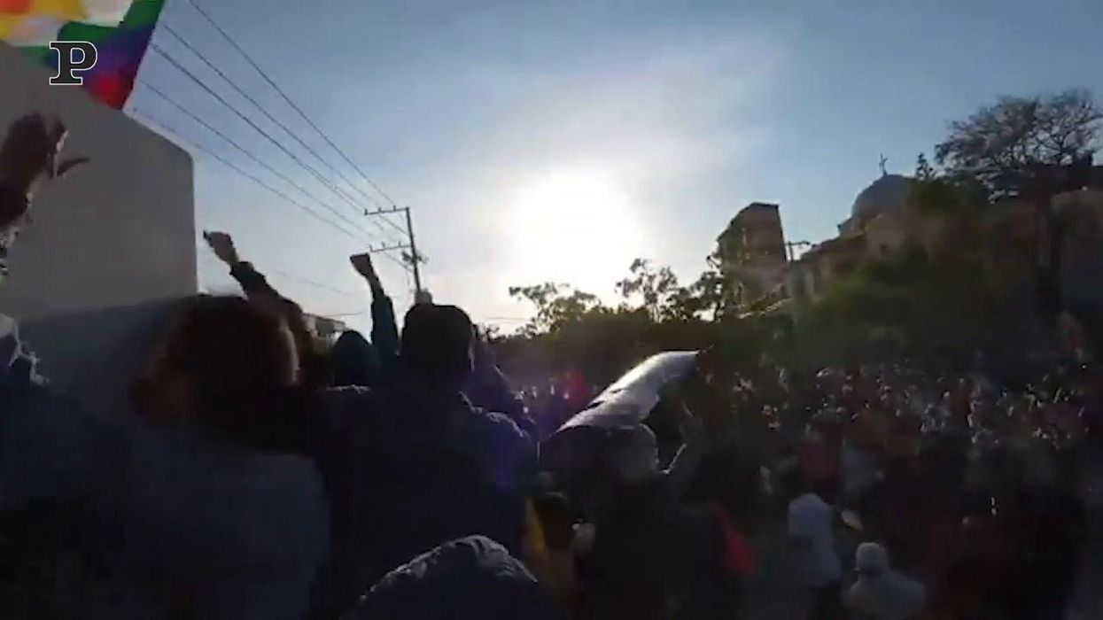 Colombia, manifestanti distruggono la statua di Cristoforo Colombo | video