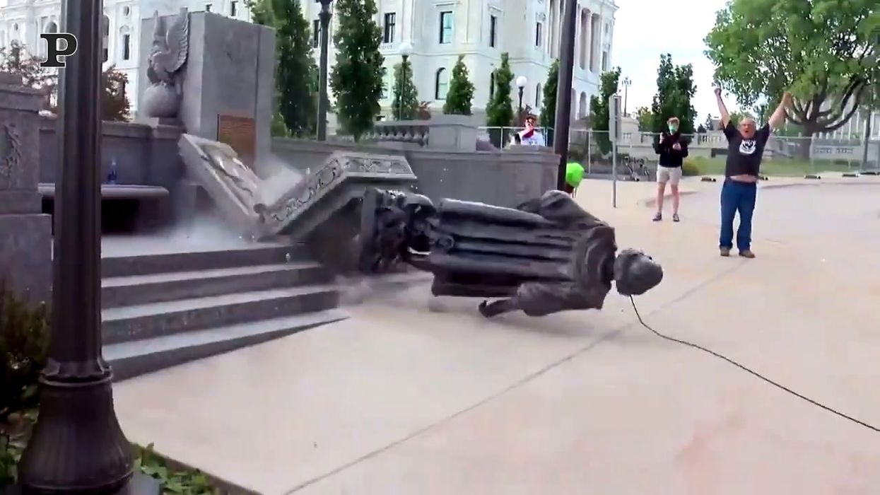 La statua di Cristoforo Colombo abbattuta in Minnesota