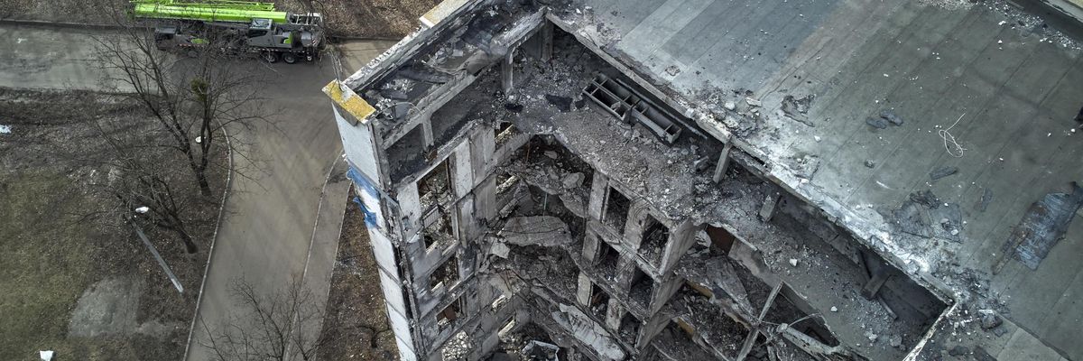 condominio bombardato da missili russi a Kharkiv