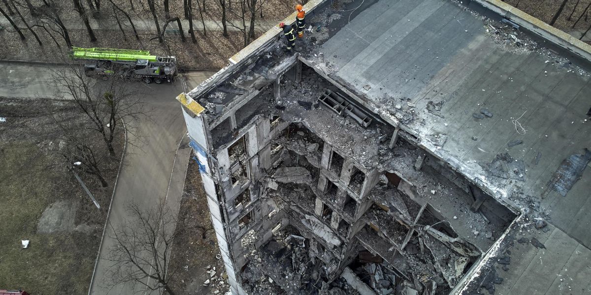 condominio bombardato da missili russi a Kharkiv