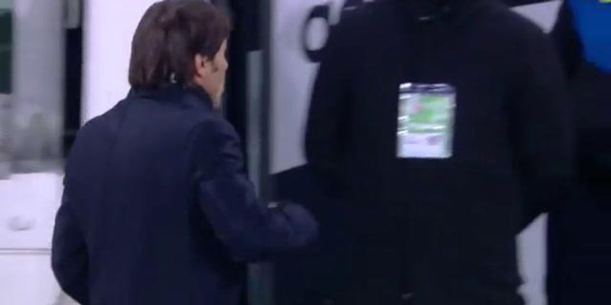 Conte mostra il dito medio alla panchina della Juventus