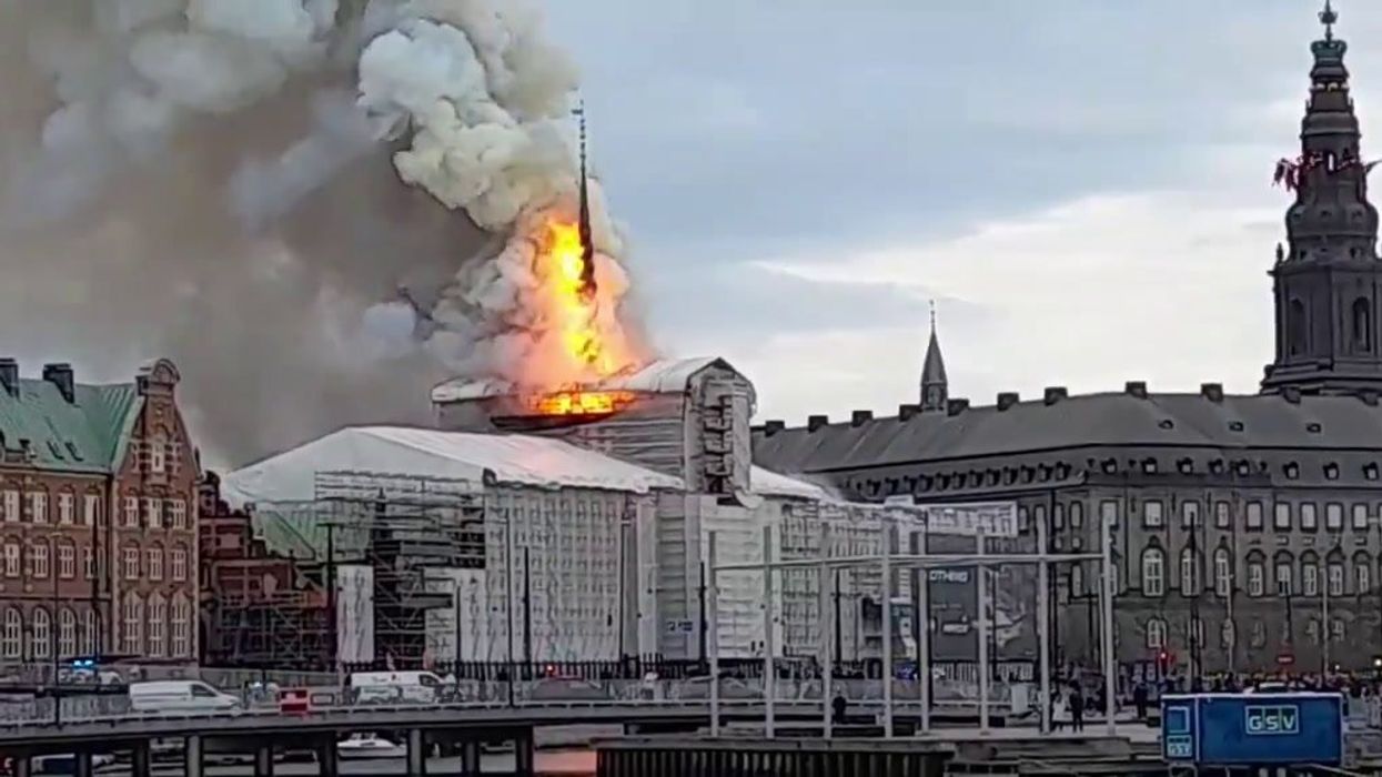 Copenhagen: incendio alla vecchia Borsa. Crolla la guglia | video