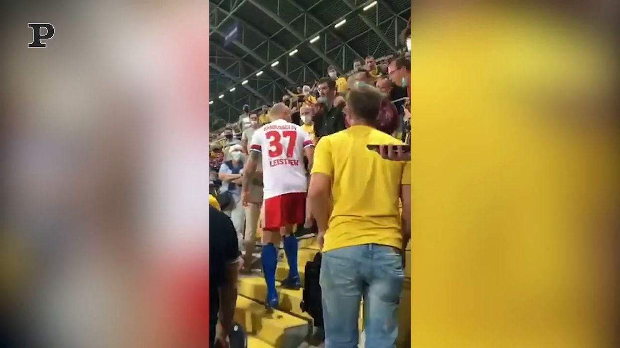 Coppa Germania, Toni Leistner aggredisce un tifoso | video