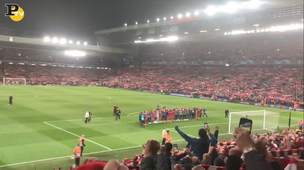 coro You'll never walk alone Liverpool-Barcellona 4-0 video