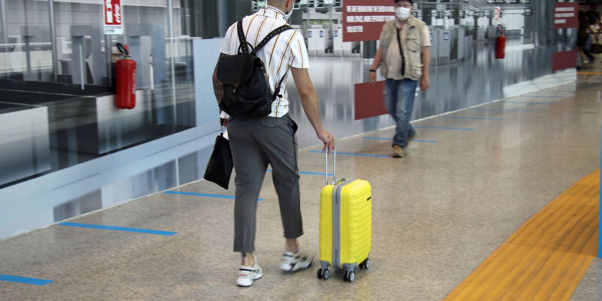 coronavirus aereo regole bagagli trolley