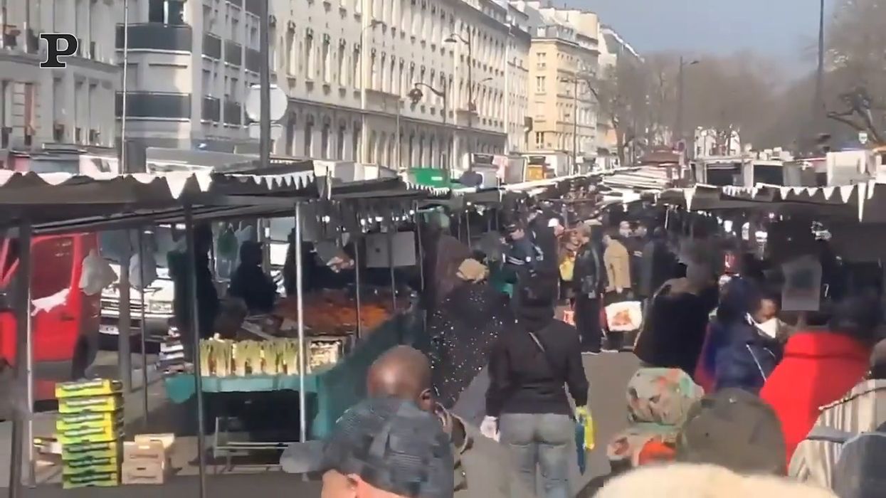 Coronavirus, mercati affollati a Parigi, malgrado i divieti